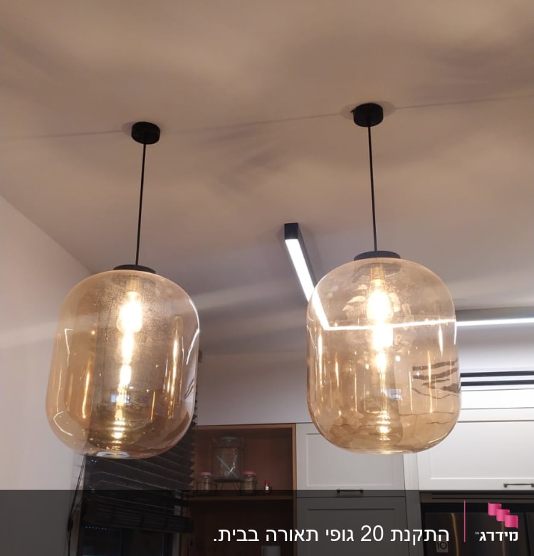 שני מנורות תלויות עם נורות דולקות